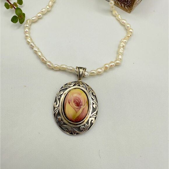 Vintage Jezlaine Porcelain Rose Pendant Freshwater Pearl Necklace - Picture 2 of 4